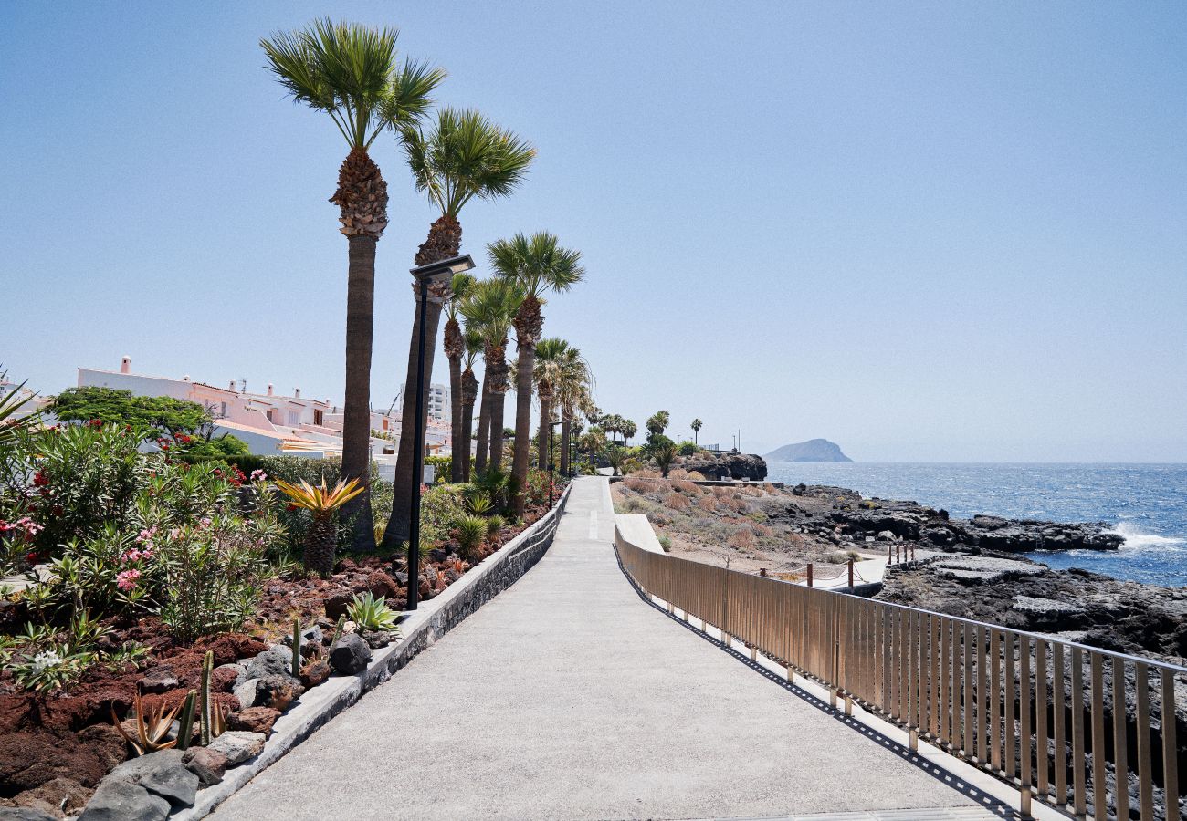 Bungalow in San Miguel de Abona - Bright oceanfront bungalow with views, garden and coastal style, 91